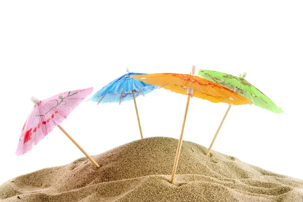 Веселые зонтики на пляже — стоковое фото