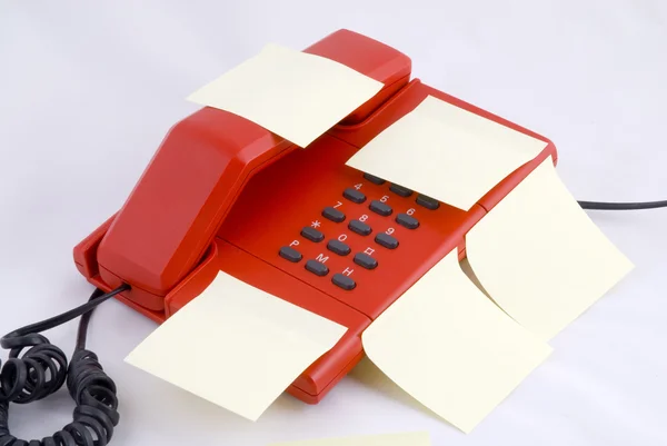 Rode telefoon met memo — Stockfoto