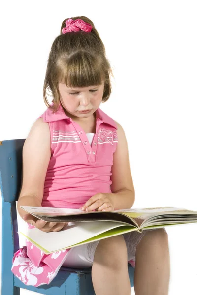 阅读的小女孩 — 图库照片
