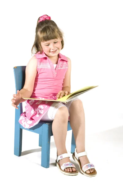 Милая маленькая девочка читает — стоковое фото