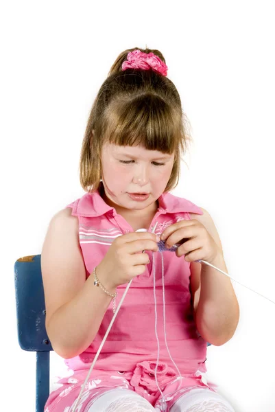 Menina está tricotando — Fotografia de Stock
