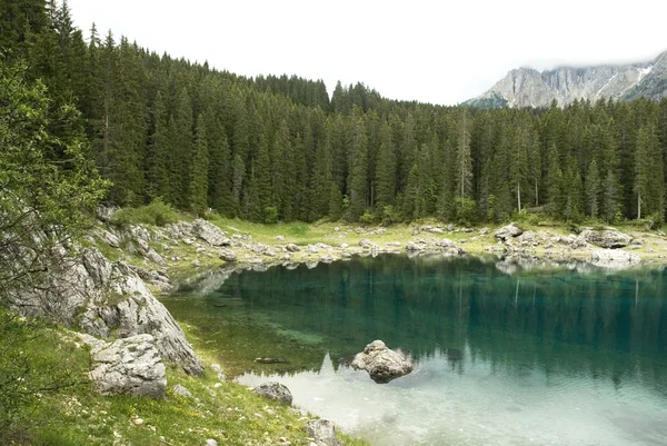 山の中の美しい湖 — ストック写真