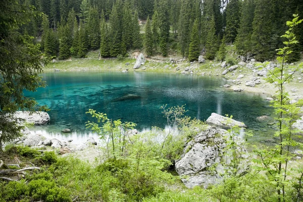 Błękitne jezioro w Dolomitach — Zdjęcie stockowe