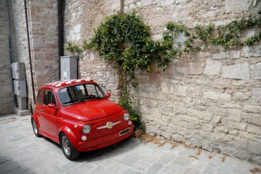 Kırmızı İtalyan otomobil