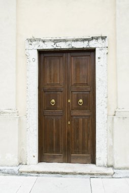kilise-kapı