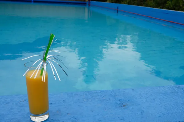 Cocktail na piscina — Fotografia de Stock