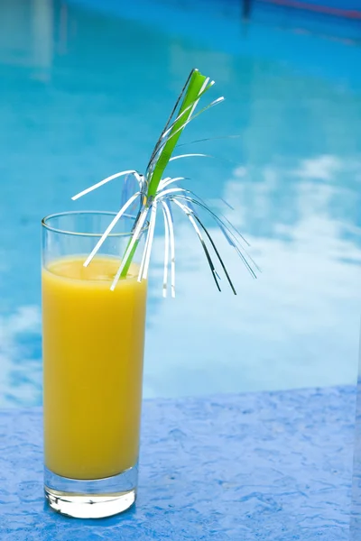 Cocktail bij het zwembad — Stockfoto