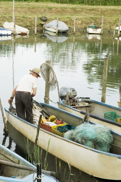 Pescatore in barca — Foto Stock