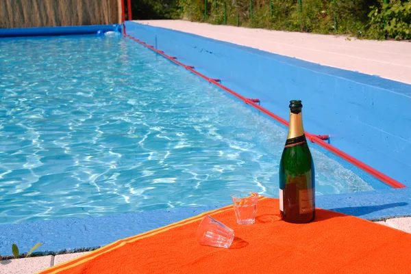 Champagne at the swimming pool — Stock Photo, Image