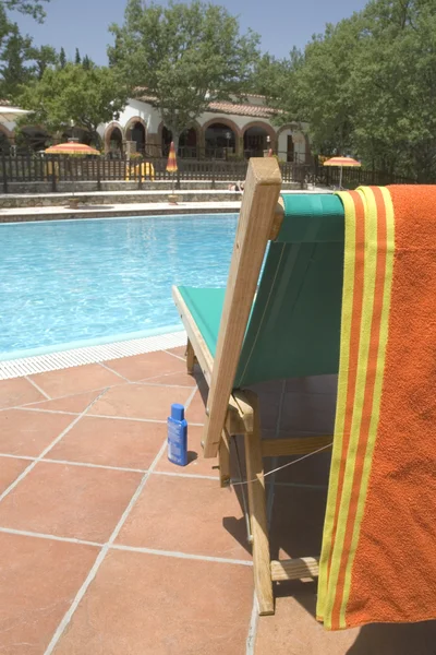 Cama relaxante na piscina — Fotografia de Stock