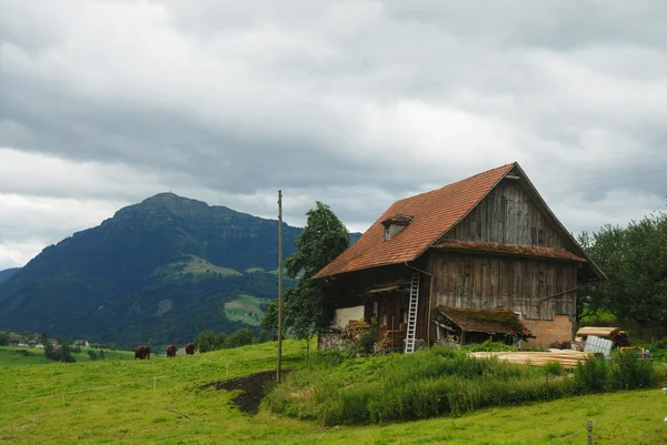 Tipico fienile in Svizzera — Foto Stock