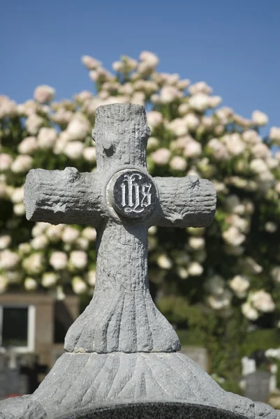 Croce su una tomba — Foto Stock