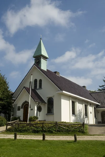 Pequena igreja branca — Fotografia de Stock