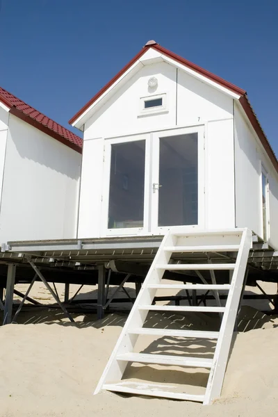 Белый дом на пляже — стоковое фото