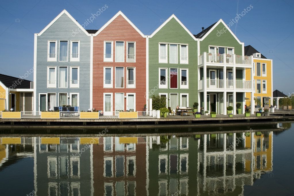 Houten gekleurde huizen ⬇ Stockfoto, rechtenvrije foto door