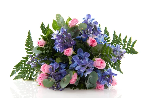 Ostróżka niebieski i różowy róż w bukiet — Zdjęcie stockowe