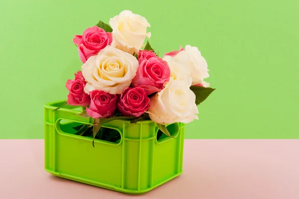Kytice růže na zeleném — Stock fotografie