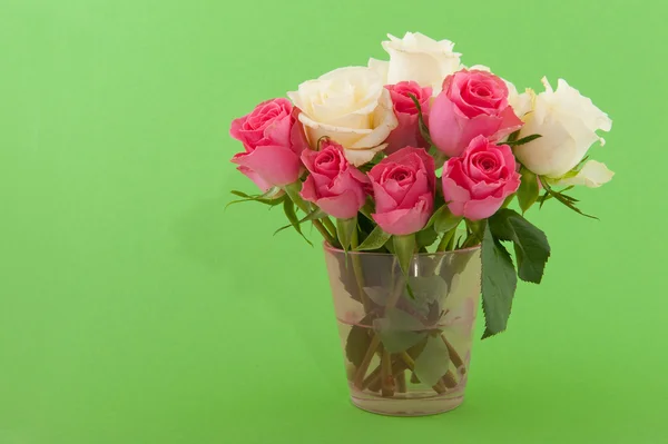 Μπουκέτο τριαντάφυλλα στο πράσινο — Φωτογραφία Αρχείου