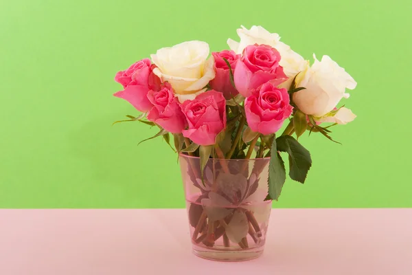 Bukett rosor på grönt och rosa — Stockfoto