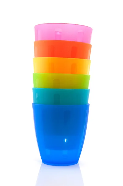 Kolorowe kubki z tworzywa sztucznego — Zdjęcie stockowe
