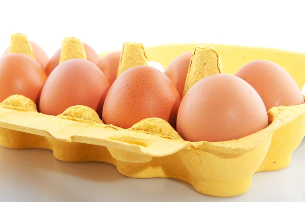 Καφετιά αυγά στο κίτρινο κουτί — Φωτογραφία Αρχείου