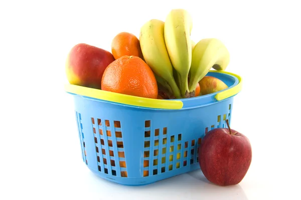 Cesta con fruta fresca —  Fotos de Stock