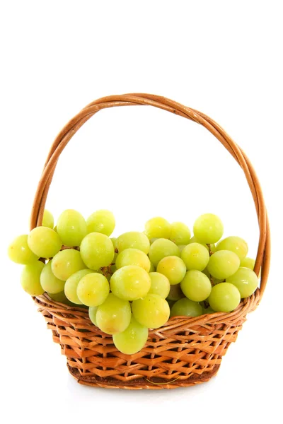 Uvas blancas en una canasta — Foto de Stock