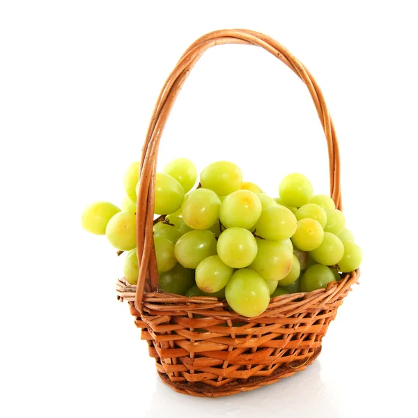 Uvas brancas em cesto — Fotografia de Stock
