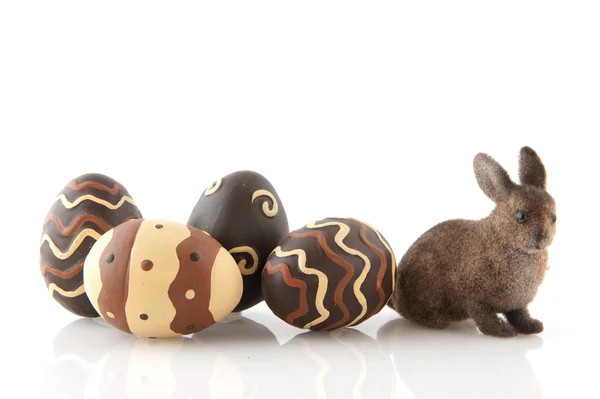 Schokolade Ostereier mit Hasen — Stockfoto