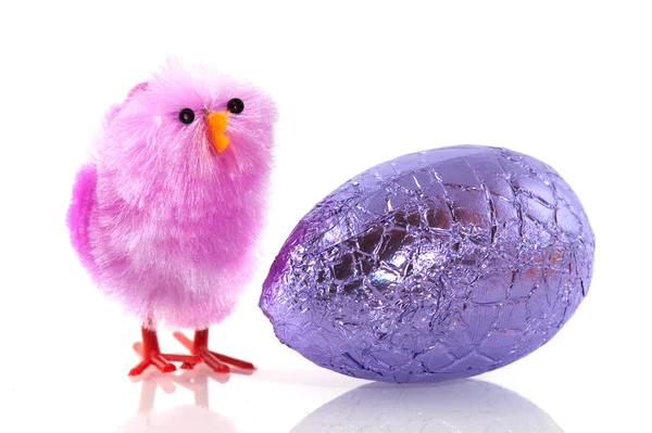 Påsk chick med ägg — Stockfoto