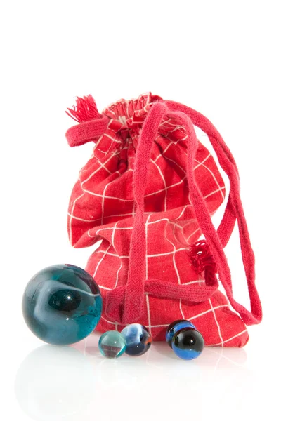 Mermerler ile kırmızı çanta — Stok fotoğraf