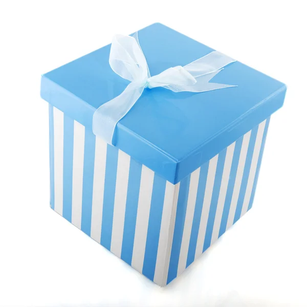 Синий полосатый подарок — стоковое фото