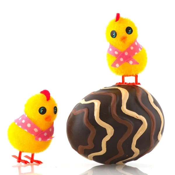 Easter chicks with egg — Stock Photo, Image