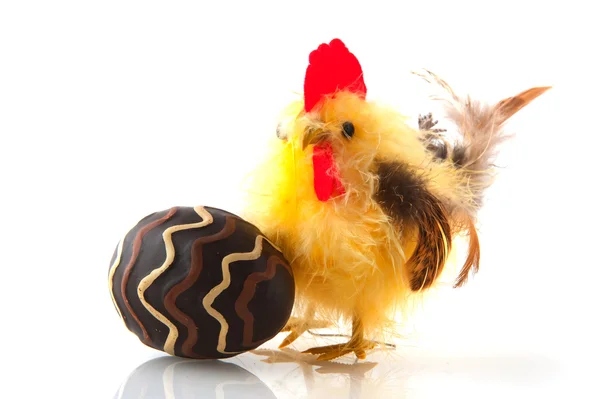 Пасхальная курица с яйцом — стоковое фото