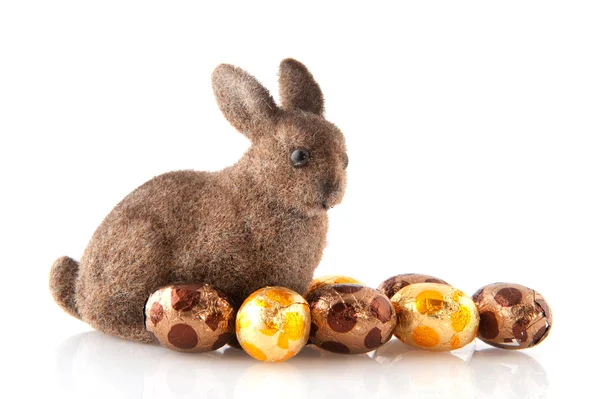 Lebre de Páscoa com ovos — Fotografia de Stock