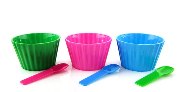 Coloridas tazas de plástico con cucharas — Foto de Stock