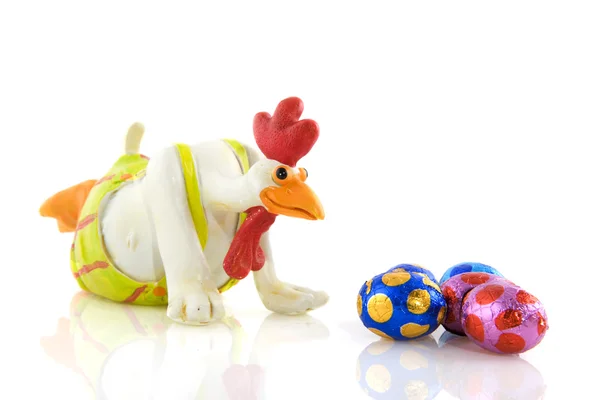 Rolig kyckling ser till påskägg — Stockfoto