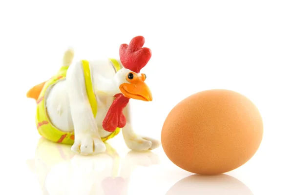 Смешная курица с яйцом — стоковое фото