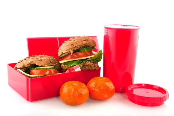 Frisk god fylld luncbox i rött — Stockfoto