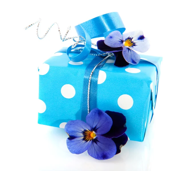 Mavi küçük hediye — Stok fotoğraf