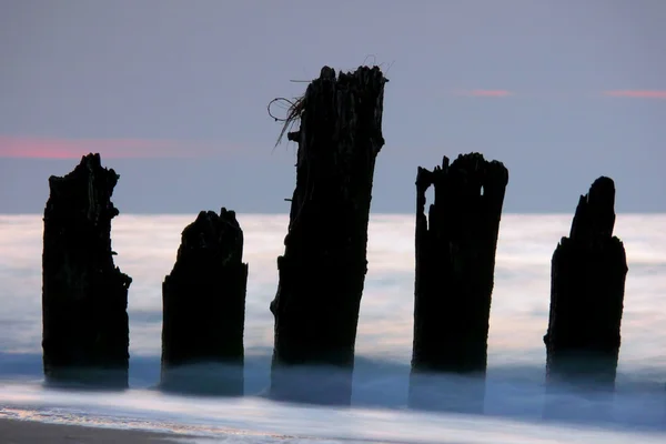 夕照の防波堤 — ストック写真