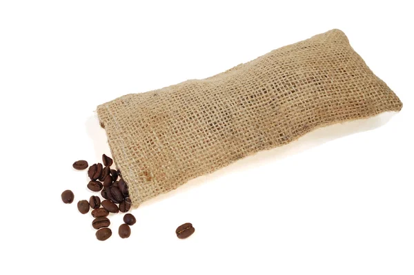 Kávová zrna rozptýlené — Stock fotografie