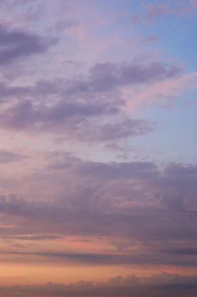 Eflatun akşam gökyüzü — Stok fotoğraf