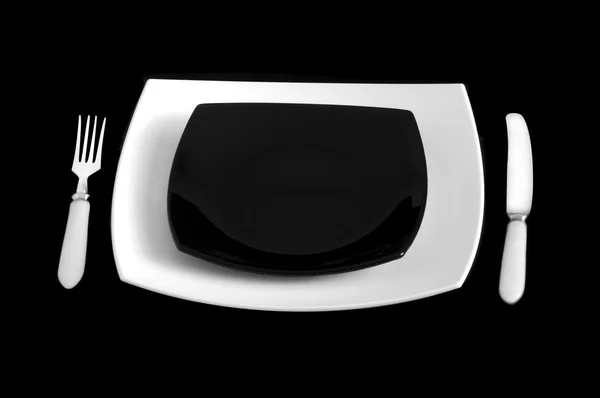 Белая и черная тарелка — стоковое фото