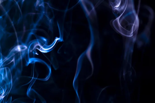 Fumaça em um fundo escuro — Fotografia de Stock