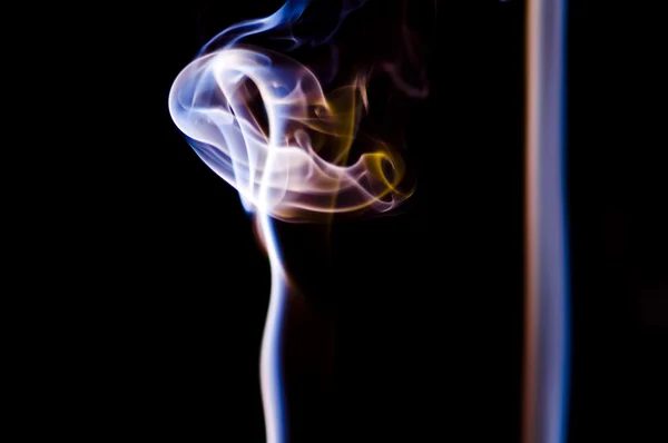 Roken op een donkere achtergrond — Stockfoto