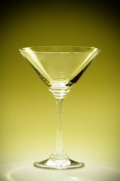 Vidro para fundo amarelo martini — Fotografia de Stock