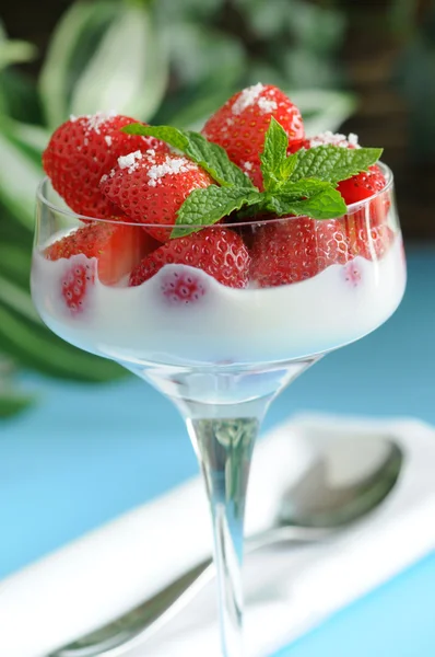 Fresh Strawberries and Cream — Stock Photo, Image