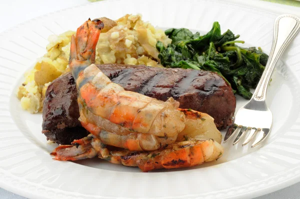Grilled Shrimp and Steak — Stock Photo, Image