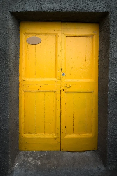 Желтые двери — стоковое фото